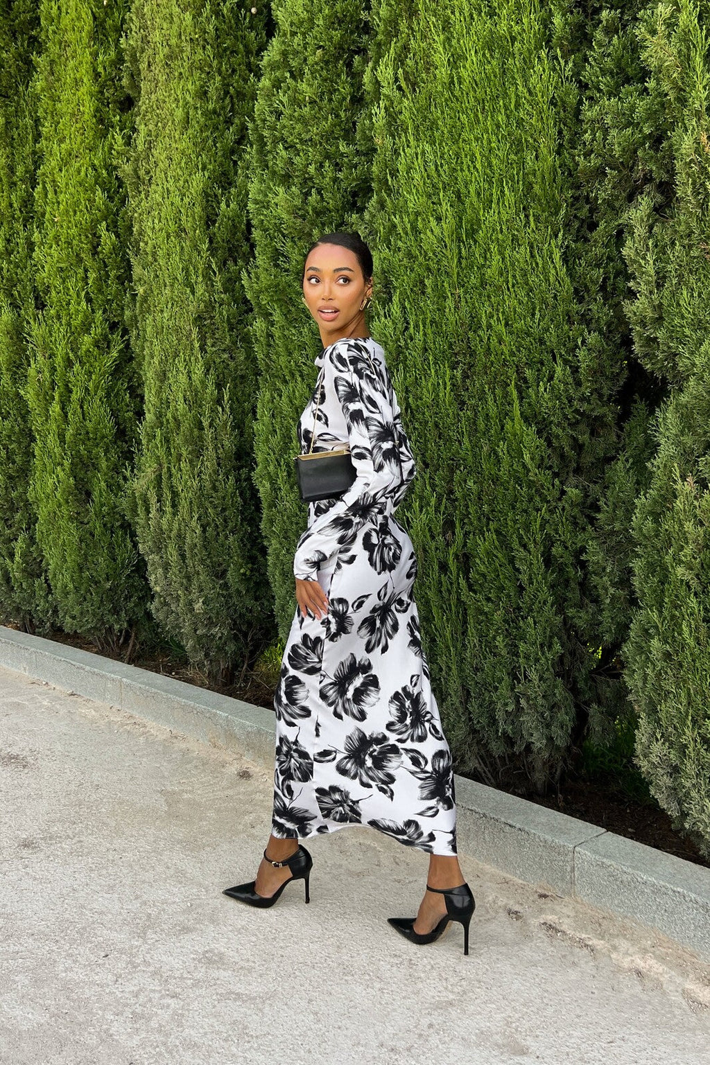 VESTIDO MIDI ESTAMPADO PRETO E BRANCO DECOTE BARCO