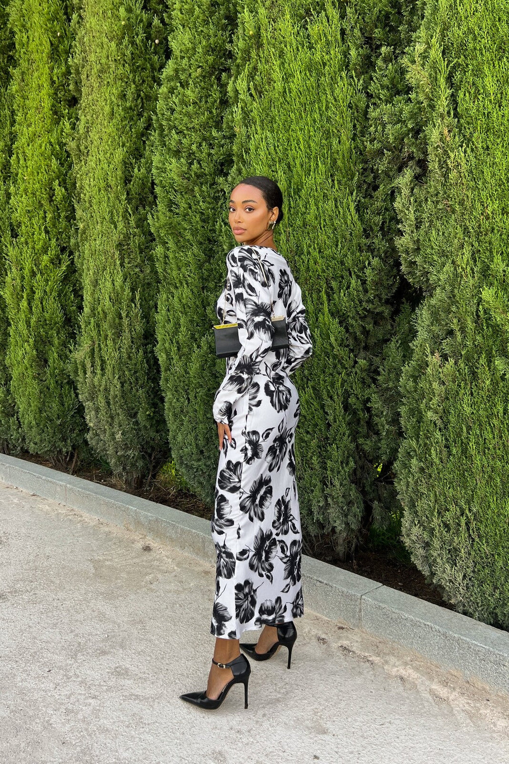 VESTIDO MIDI ESTAMPADO PRETO E BRANCO DECOTE BARCO