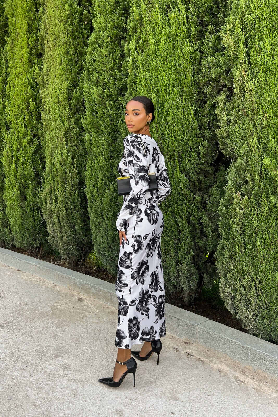 VESTIDO MIDI ESTAMPADO PRETO E BRANCO DECOTE BARCO