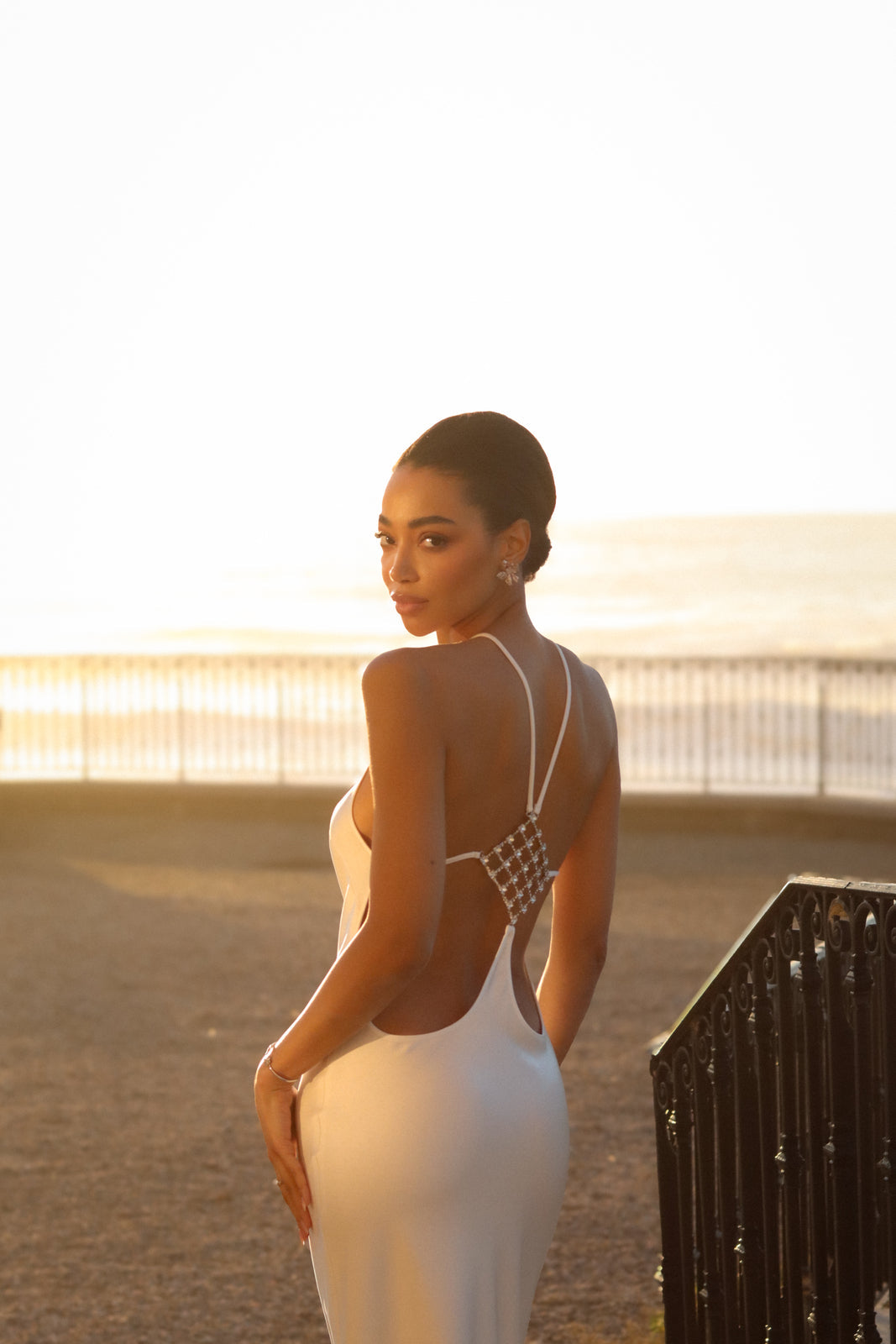 VESTIDO LONGO BRANCO COM APLICAÇÃO COSTAS