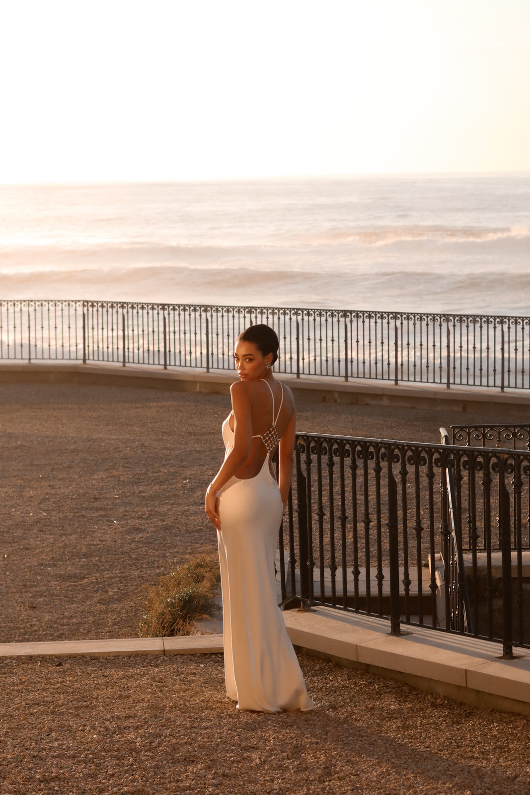 VESTIDO LONGO BRANCO COM APLICAÇÃO COSTAS