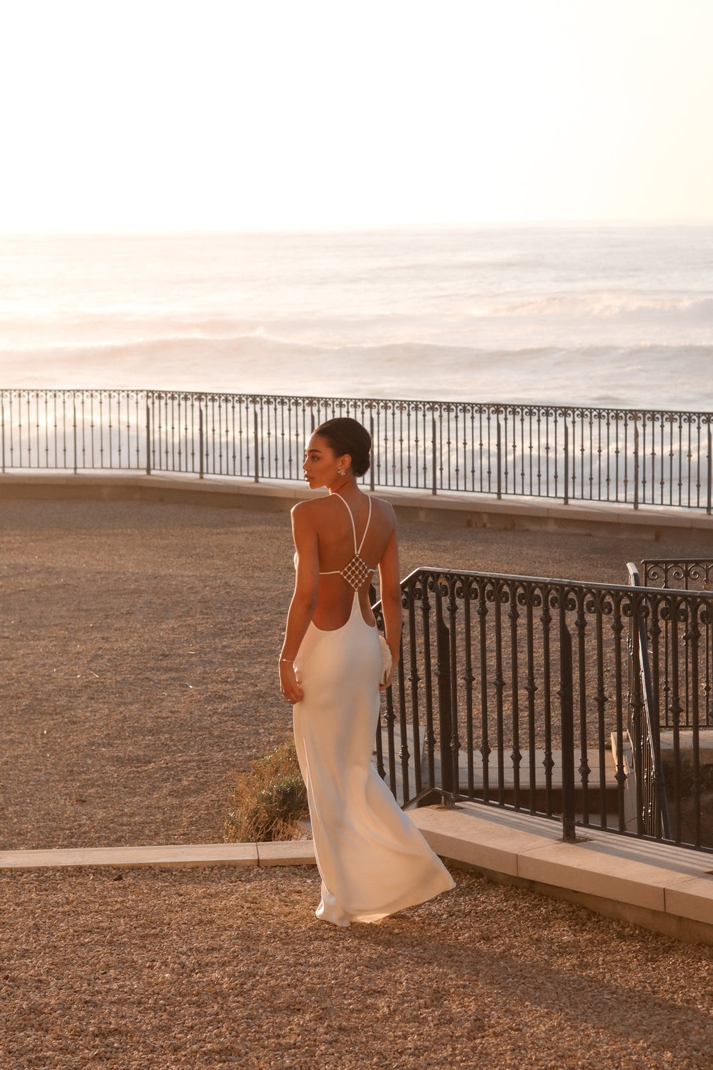 VESTIDO LONGO BRANCO COM APLICAÇÃO COSTAS