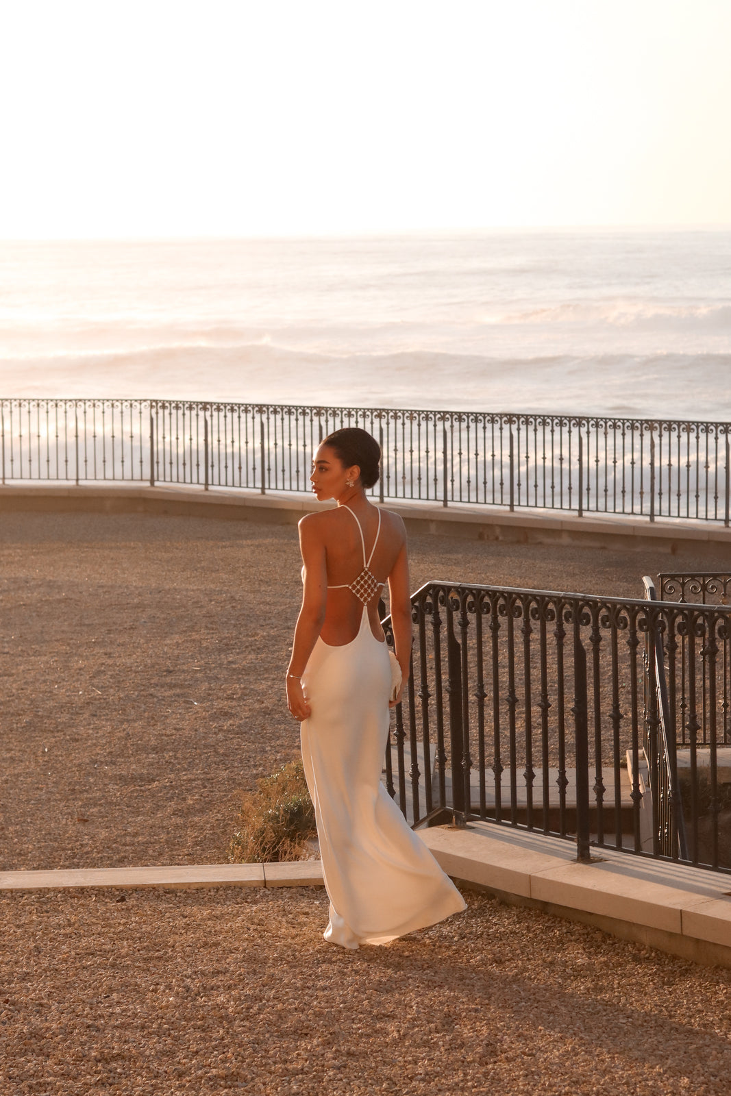 VESTIDO LONGO BRANCO COM APLICAÇÃO COSTAS