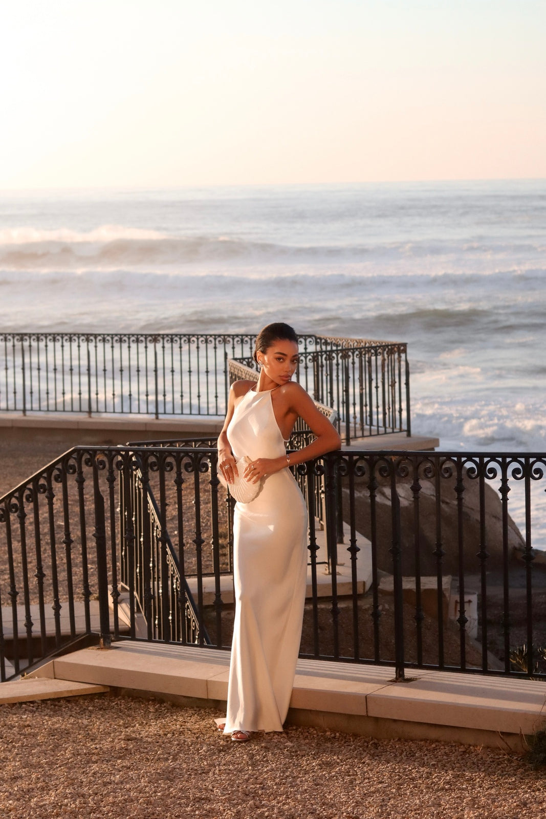 VESTIDO LONGO BRANCO COM APLICAÇÃO COSTAS