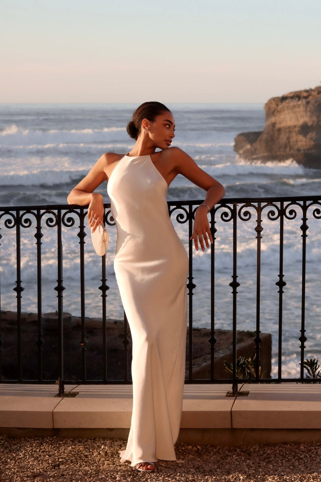 VESTIDO LONGO BRANCO COM APLICAÇÃO COSTAS