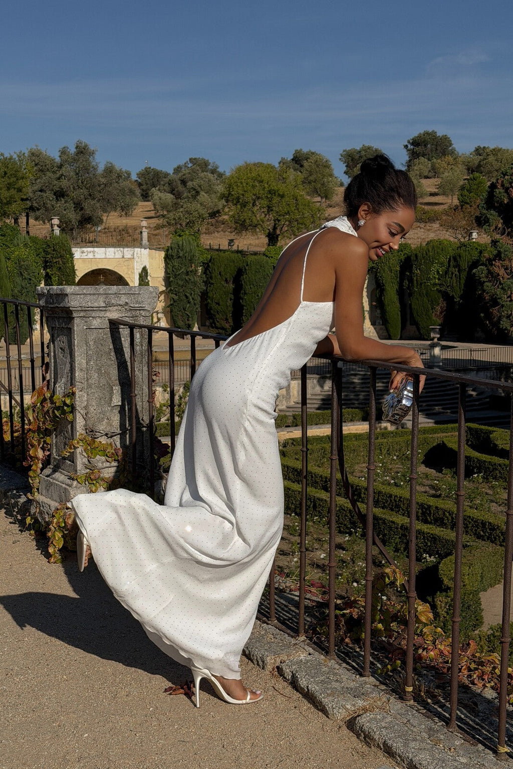 VESTIDO LONGO BRANCO COM TRANSFERES PRATA COSTAS ABERTAS
