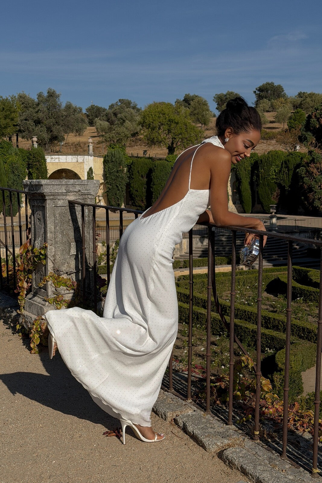 VESTIDO LONGO BRANCO COM TRANSFERES PRATA COSTAS ABERTAS