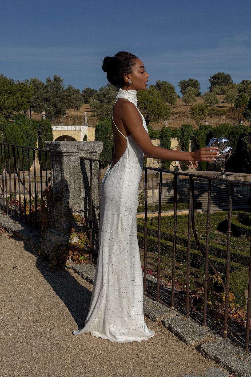 VESTIDO LONGO BRANCO COM TRANSFERES PRATA COSTAS ABERTAS