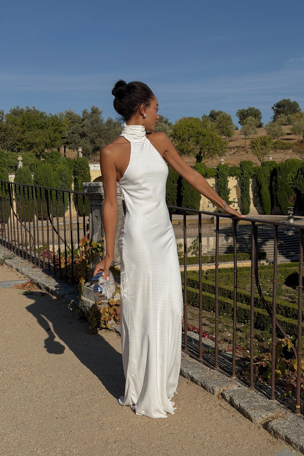 VESTIDO LONGO BRANCO COM TRANSFERES PRATA COSTAS ABERTAS