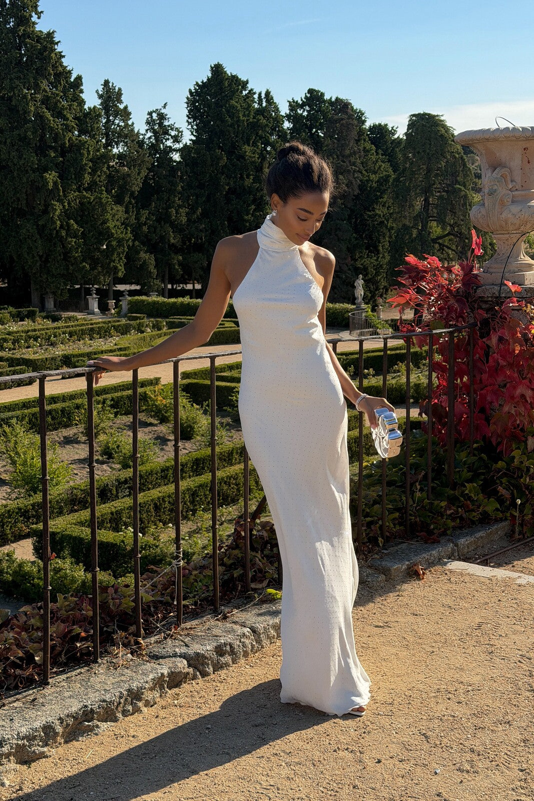 VESTIDO LONGO BRANCO COM TRANSFERES PRATA COSTAS ABERTAS