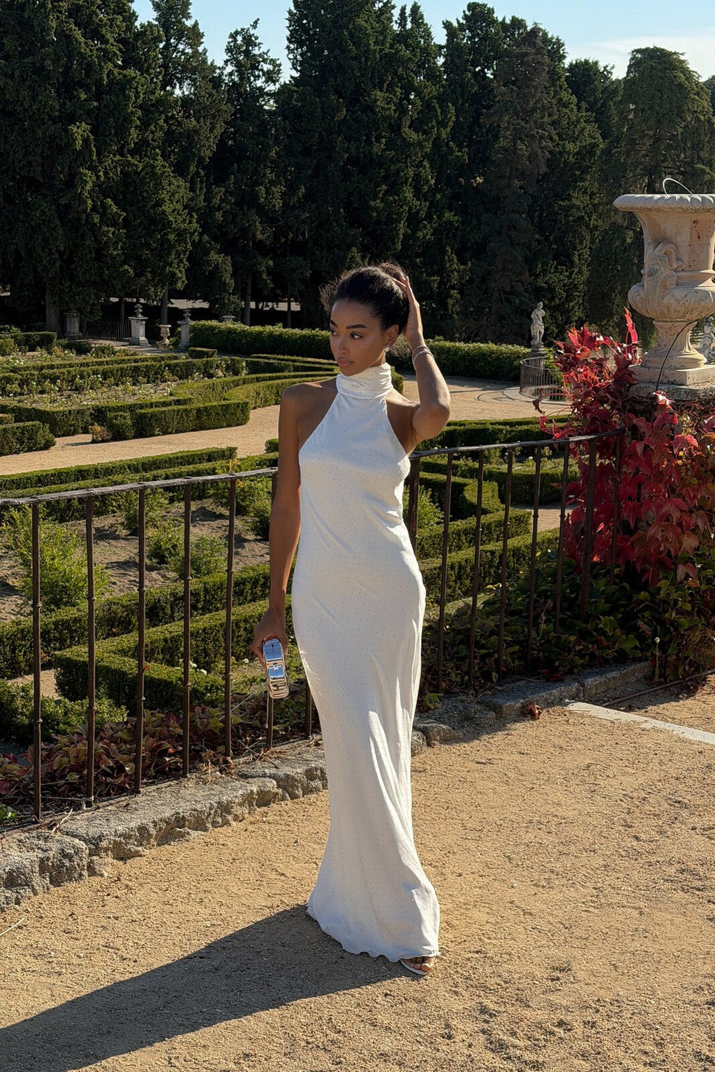 VESTIDO LONGO BRANCO COM TRANSFERES PRATA COSTAS ABERTAS