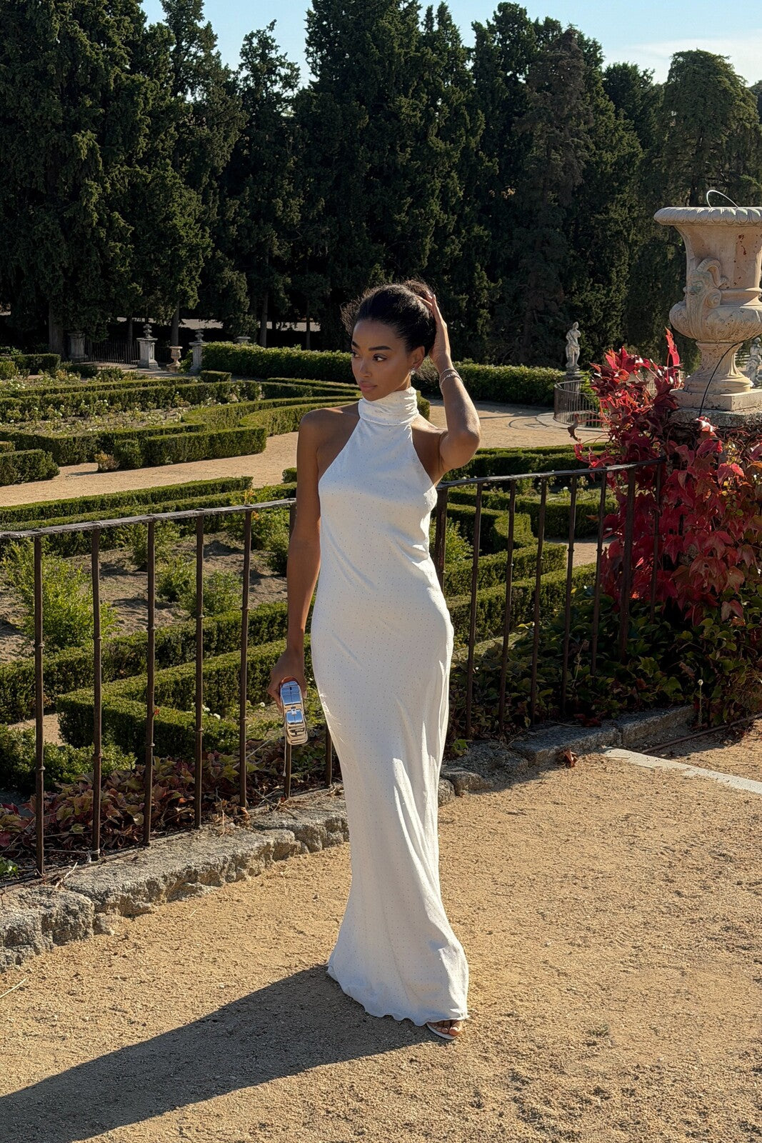 VESTIDO LONGO BRANCO COM TRANSFERES PRATA COSTAS ABERTAS