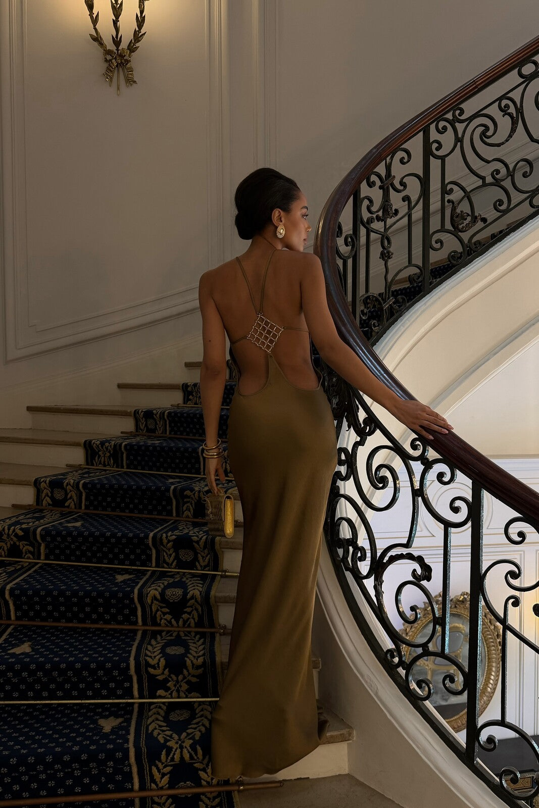 VESTIDO LONGO BRONZE COM APLICAÇÃO COSTAS