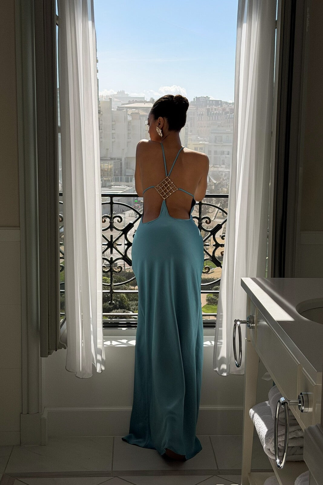 VESTIDO LONGO AZUL COM APLICAÇÃO COSTAS