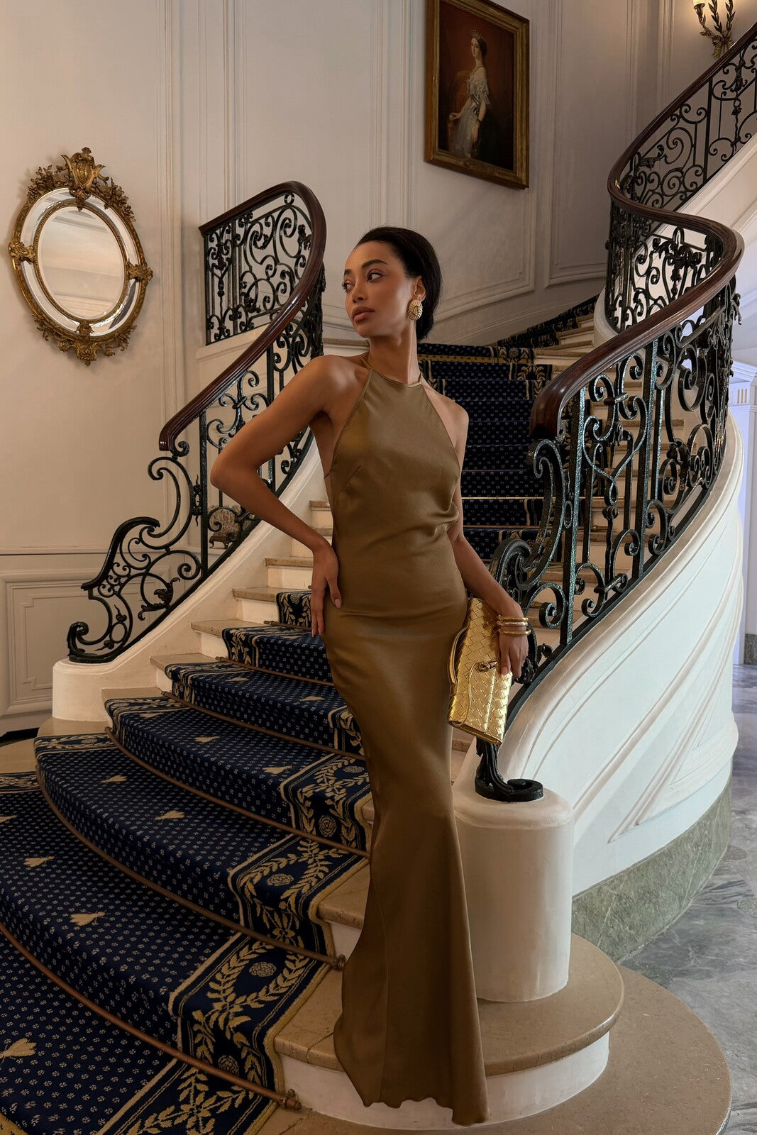 VESTIDO LONGO BRONZE COM APLICAÇÃO COSTAS